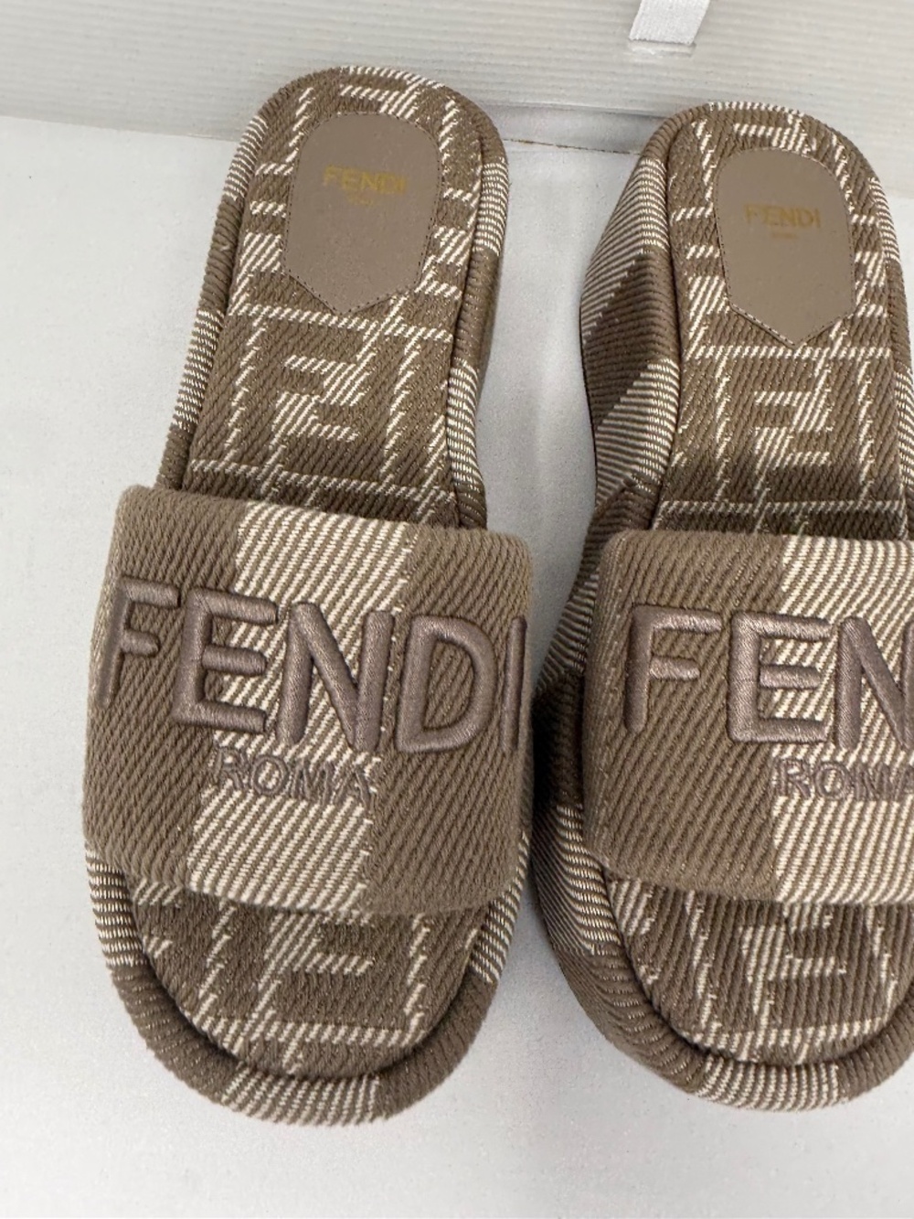 WOMEN FENDI SANDALS SIZE 37